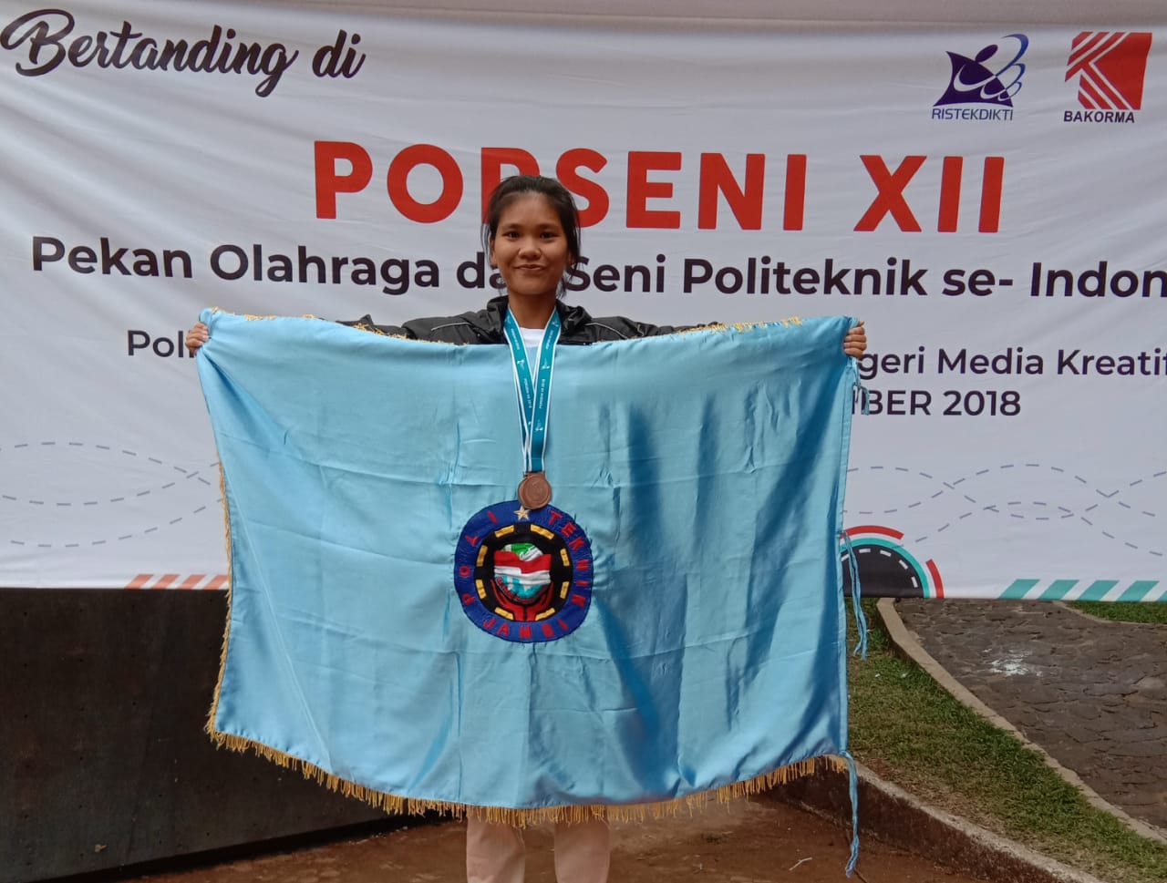 Mahasiswi Akuntansi Komputer Politeknik Jambi meraih peringkat 2 dalam cabang lomba panjat tebing PORSENI se- Indonesia